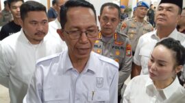 Wali Kota Batam Amsakar Achmad saat memberikan komentar di Kantor DPRD Kota Batam, di Batam Centre, Senin (1/9/2025). Matapedia6.com/Luci