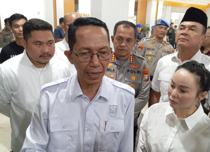 Wali Kota Batam Amsakar Achmad saat memberikan komentar di Kantor DPRD Kota Batam, di Batam Centre, Senin (1/9/2025). Matapedia6.com/Luci
