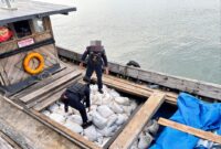 Petugas bea cukai Batam saat melakukan penggeledahan kapal KM Maju Berkembang yang diketahui membawa kurang lebih 20 ton biji timah yang akan diselundupkan ke luar negeri lewat jalur laut, Rabu (27/9/2025). Matapedia6.com/Dok Bea Cukai
