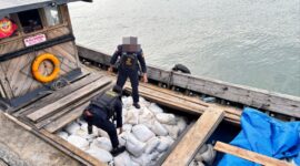 Petugas bea cukai Batam saat melakukan penggeledahan kapal KM Maju Berkembang yang diketahui membawa kurang lebih 20 ton biji timah yang akan diselundupkan ke luar negeri lewat jalur laut, Rabu (27/9/2025). Matapedia6.com/Dok Bea Cukai