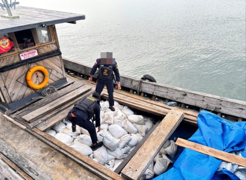 Petugas bea cukai Batam saat melakukan penggeledahan kapal KM Maju Berkembang yang diketahui membawa kurang lebih 20 ton biji timah yang akan diselundupkan ke luar negeri lewat jalur laut, Rabu (27/9/2025). Matapedia6.com/Dok Bea Cukai
