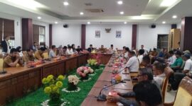 Warga Tanjung Sengkuang, Kecamatan Batuampar Kota Batam, Provinsi Kepri saat mengikuti Rapat Dengar Pendapat di Kantor Komisi III DPRD Kota Batam, Senin (8/9/2025). Matapedia6.com/Luci