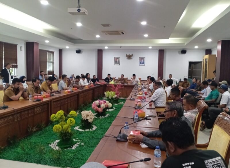 Warga Tanjung Sengkuang, Kecamatan Batuampar Kota Batam, Provinsi Kepri saat mengikuti Rapat Dengar Pendapat di Kantor Komisi III DPRD Kota Batam, Senin (8/9/2025). Matapedia6.com/Luci
