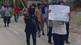 Puluhan mantan dan karyawan PT McDermott bidang pengamanan saat berunjukrasa di kantor DPRD Kota Batam, Selasa (9/9/2025). Matapedia6.com/Luci