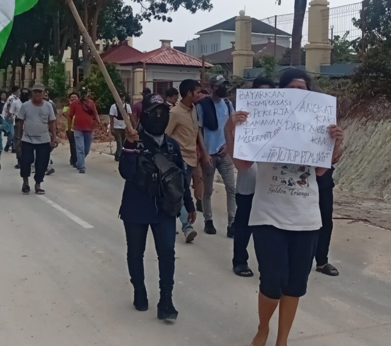 Puluhan mantan dan karyawan PT McDermott bidang pengamanan saat berunjukrasa di kantor DPRD Kota Batam, Selasa (9/9/2025). Matapedia6.com/Luci