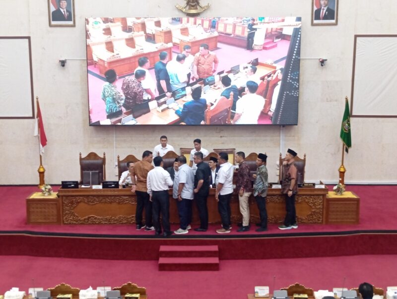 Seluruh Fraksi menyetujui APBD 2026 dalam rapat paripurna pada Rabu (10/9/2025). Foto:Zalfirega/matapedia