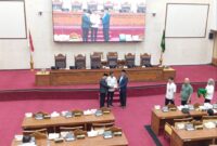 Wali Kota Batam Amsakar Achmad saat menyerahkan berkas perubahan terhadap Peraturan Daerah (Perda) Nomor 4 Tahun 2016 tentang Perlindungan dan Pengelolaan Lingkungan Hidup dalam rapat paripurna DPRD Kota Batam, di ruang sidang utama, Rabu (10/9/2025). Matapedia6.com/Luci