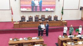 Wali Kota Batam Amsakar Achmad saat menyerahkan berkas perubahan terhadap Peraturan Daerah (Perda) Nomor 4 Tahun 2016 tentang Perlindungan dan Pengelolaan Lingkungan Hidup dalam rapat paripurna DPRD Kota Batam, di ruang sidang utama, Rabu (10/9/2025). Matapedia6.com/Luci