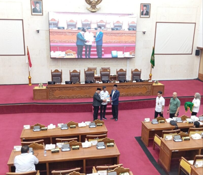 Wali Kota Batam Amsakar Achmad saat menyerahkan berkas perubahan terhadap Peraturan Daerah (Perda) Nomor 4 Tahun 2016 tentang Perlindungan dan Pengelolaan Lingkungan Hidup dalam rapat paripurna DPRD Kota Batam, di ruang sidang utama, Rabu (10/9/2025). Matapedia6.com/Luci