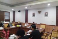 Ketua DPRD Kota Batam Kamaluddin saat berdialog dengan Himpunan Mahasiswa Islam di Indonesia di Ruang rapat Komisi III DPRD Kota Batam, Kamis (11/9/2025). Matapedia6.com/Luci