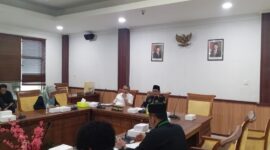 Ketua DPRD Kota Batam Kamaluddin saat berdialog dengan Himpunan Mahasiswa Islam di Indonesia di Ruang rapat Komisi III DPRD Kota Batam, Kamis (11/9/2025). Matapedia6.com/Luci