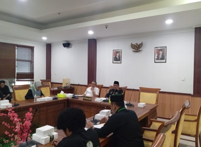 Ketua DPRD Kota Batam Kamaluddin saat berdialog dengan Himpunan Mahasiswa Islam di Indonesia di Ruang rapat Komisi III DPRD Kota Batam, Kamis (11/9/2025). Matapedia6.com/Luci