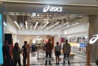 Mariska Rahma, Ritel Merchandise Supervisor ASICS Indonesia bersama pejabat grand Batam mall saat melepas tali tanda pembukaan toko ASICS Batam, Jumat (12/9/2025). Matapedia6.com/Luci