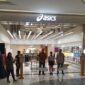 Mariska Rahma, Ritel Merchandise Supervisor ASICS Indonesia bersama pejabat grand Batam mall saat melepas tali tanda pembukaan toko ASICS Batam, Jumat (12/9/2025). Matapedia6.com/Luci