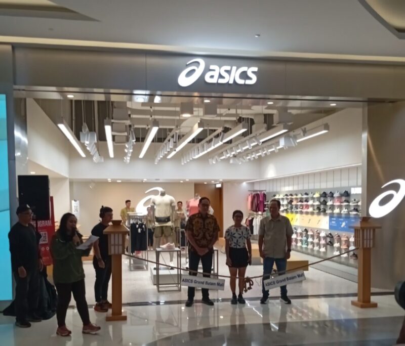 Mariska Rahma, Ritel Merchandise Supervisor ASICS Indonesia bersama pejabat grand Batam mall saat melepas tali tanda pembukaan toko ASICS Batam, Jumat (12/9/2025). Matapedia6.com/Luci