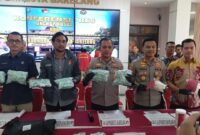 Kapolresta Barelang Kombes Pol Zaenal Arifin saat memimpin ekspos di lobi utama Mapolresta Barelang, Jumat (12/9/2025). Matapedia6.com/ Luci