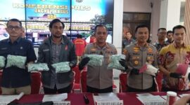 Kapolresta Barelang Kombes Pol Zaenal Arifin saat memimpin ekspos di lobi utama Mapolresta Barelang, Jumat (12/9/2025). Matapedia6.com/ Luci