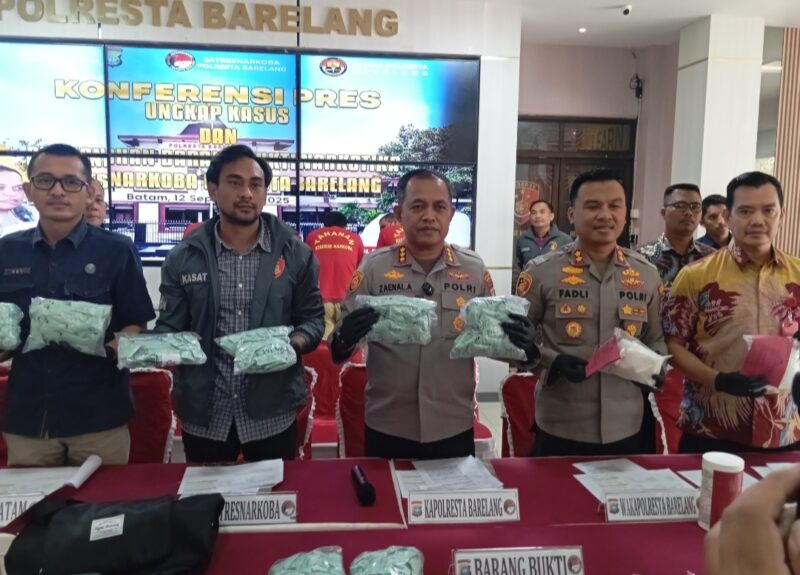 Kapolresta Barelang Kombes Pol Zaenal Arifin saat memimpin ekspos di lobi utama Mapolresta Barelang, Jumat (12/9/2025). Matapedia6.com/ Luci