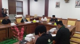 Ketua DPRD Kota Batam Muhammad Kamaluddin saat audiensi dengan mahasiswa di ruang rapat Komisi III DPRD Kota Batam beberapa waktu lalu. Matapedia6.com/ Luci