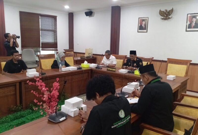 Ketua DPRD Kota Batam Muhammad Kamaluddin saat audiensi dengan mahasiswa di ruang rapat Komisi III DPRD Kota Batam beberapa waktu lalu. Matapedia6.com/ Luci