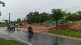 Genangan lumpur di jalan R Suprapto saat hujan deras turun, lumpur berasal dari bukit di depan Top 100 Tembesi yang saat ini sedang dipotong, Minggu (14/9/2025). Matapedia6.com/Luci