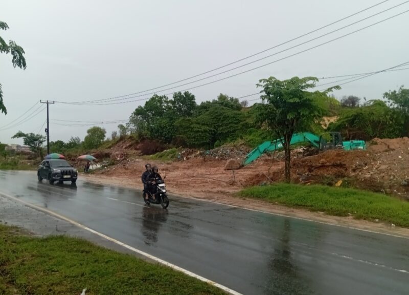 Genangan lumpur di jalan R Suprapto saat hujan deras turun, lumpur berasal dari bukit di depan Top 100 Tembesi yang saat ini sedang dipotong, Minggu (14/9/2025). Matapedia6.com/Luci