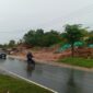 Genangan lumpur di jalan R Suprapto saat hujan deras turun, lumpur berasal dari bukit di depan Top 100 Tembesi yang saat ini sedang dipotong, Minggu (14/9/2025). Matapedia6.com/Luci