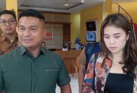 MEDIASI - Kp bersama kuasa hukumnya saat berada di Polsek Batam Kota usai melakukan pertemuan dalam mediasi yang difasilitasi Polsek Batam Kota, Kamis (18/9/2025).