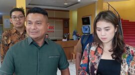 MEDIASI - Kp bersama kuasa hukumnya saat berada di Polsek Batam Kota usai melakukan pertemuan dalam mediasi yang difasilitasi Polsek Batam Kota, Kamis (18/9/2025).