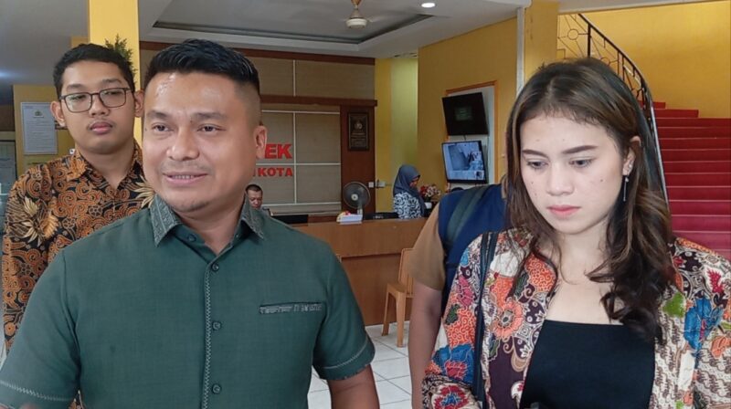 MEDIASI - Kp bersama kuasa hukumnya saat berada di Polsek Batam Kota usai melakukan pertemuan dalam mediasi yang difasilitasi Polsek Batam Kota, Kamis (18/9/2025).