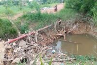 Kondisi saluran gorong-gorong yang tersumbat akibat tumpukan sampah yang tersangkut. Saluran tersebut merupakan terusan saluran Induk pembuangan ke Laut, Kamis (18/9/2025). Matapedia6.com/Luci