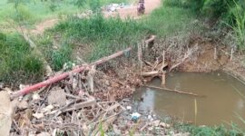 Kondisi saluran gorong-gorong yang tersumbat akibat tumpukan sampah yang tersangkut. Saluran tersebut merupakan terusan saluran Induk pembuangan ke Laut, Kamis (18/9/2025). Matapedia6.com/Luci