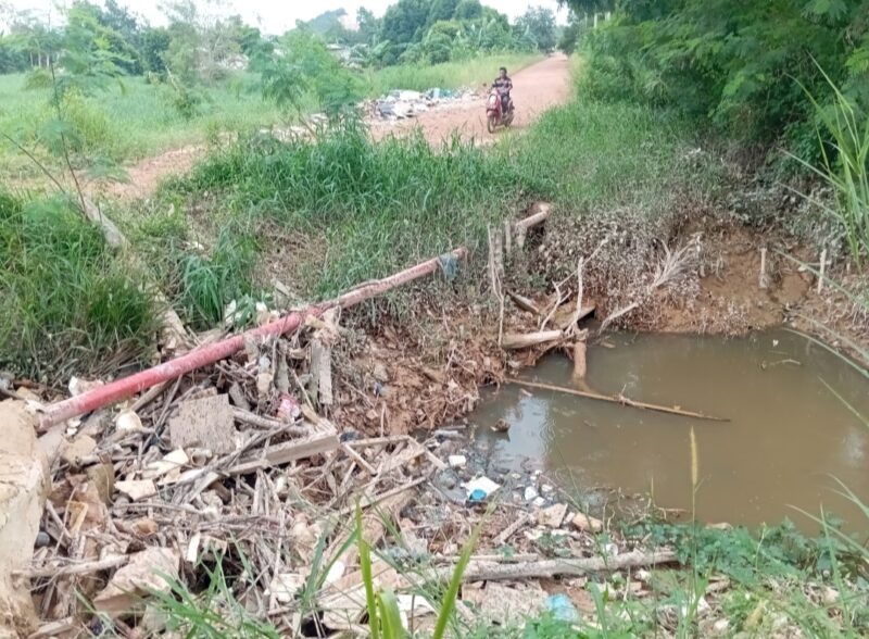 Kondisi saluran gorong-gorong yang tersumbat akibat tumpukan sampah yang tersangkut. Saluran tersebut merupakan terusan saluran Induk pembuangan ke Laut, Kamis (18/9/2025). Matapedia6.com/Luci