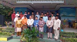 Panitia dan juga tamu undangan saat foto bersama pada pembukaan pentas PAI di Sekolah Dasar Negeri 010 Sagulung Kota Batam Provinsi Kepri, Sabtu (20/9/2025). Matapedia6.com/Zalfirega