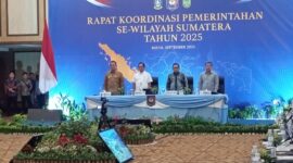 Gubernur Kepri Ansar Ahmad dampingi Menteri dalam Negeri M Tito Karnavian dalam rapat koordinasi pemerintah SE wilayah Sumatera di Swiss Belhotel Harbour Nour Bay, Nagoya Kota Batam, Provinsi Kepri, Minggu (21/9/2025). Matapedia6.com/Luci