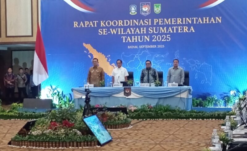Gubernur Kepri Ansar Ahmad dampingi Menteri dalam Negeri M Tito Karnavian dalam rapat koordinasi pemerintah SE wilayah Sumatera di Swiss Belhotel Harbour Nour Bay, Nagoya Kota Batam, Provinsi Kepri, Minggu (21/9/2025). Matapedia6.com/Luci