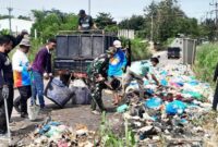 Camat dan Lurah Babinsa goro bersama sampah yang menutupi jalan di Seroja Sei Pelunggut, Sagulung, Selasa (23/9/2025). Foto:istimewa