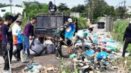 Camat dan Lurah Babinsa goro bersama sampah yang menutupi jalan di Seroja Sei Pelunggut, Sagulung, Selasa (23/9/2025). Foto:istimewa