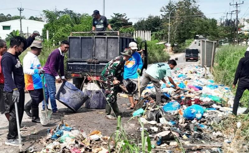 Camat dan Lurah Babinsa goro bersama sampah yang menutupi jalan di Seroja Sei Pelunggut, Sagulung, Selasa (23/9/2025). Foto:istimewa
