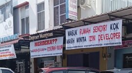 Spanduk penolokan yang ditebar warga dan juga pemilik ruko di komplek Grand Niaga Mas, kelurahan Belian Kecamatan Batuaji, Selasa (23/9/2025). Matapedia6.com/Rega.