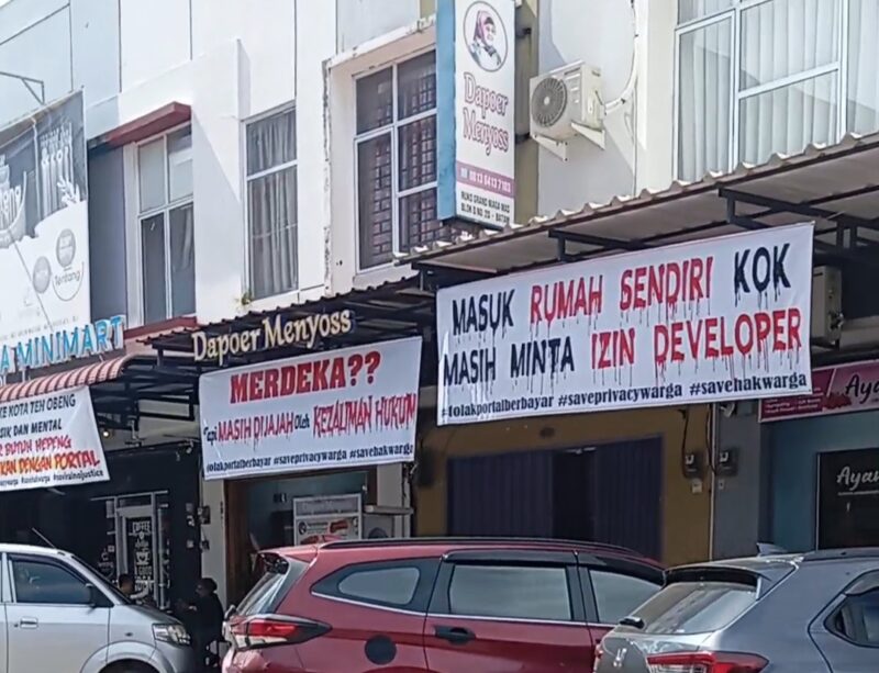 Spanduk penolokan yang ditebar warga dan juga pemilik ruko di komplek Grand Niaga Mas, kelurahan Belian Kecamatan Batuaji, Selasa (23/9/2025). Matapedia6.com/Rega.