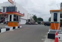Pintu masuk parkir yang sedang di bangun di pintu masuk kawasan Ruko Grand Niaga Mas, Kelurahan Belian, Kecamatan Batam Kota, Rabu (24/9/2025). Matapedia6.com/Luci