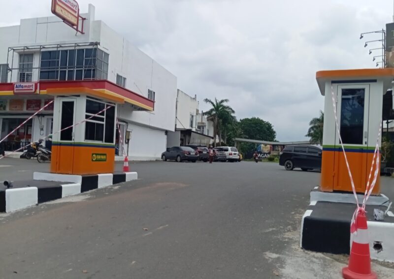 Pintu masuk parkir yang sedang di bangun di pintu masuk kawasan Ruko Grand Niaga Mas, Kelurahan Belian, Kecamatan Batam Kota, Rabu (24/9/2025). Matapedia6.com/Luci