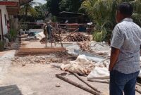 Kondisi tanah longsor yang sudah tinggal sedikit lagi sampai ke rumah warga. Warga minta kontraktor hentikan sementara pekerjaan sampai ada kepastian rumah warga tidak terancam Longsor, Kamis (25/9/2025). Matapedia6.com/Luci