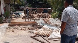 Kondisi tanah longsor yang sudah tinggal sedikit lagi sampai ke rumah warga. Warga minta kontraktor hentikan sementara pekerjaan sampai ada kepastian rumah warga tidak terancam Longsor, Kamis (25/9/2025). Matapedia6.com/Luci