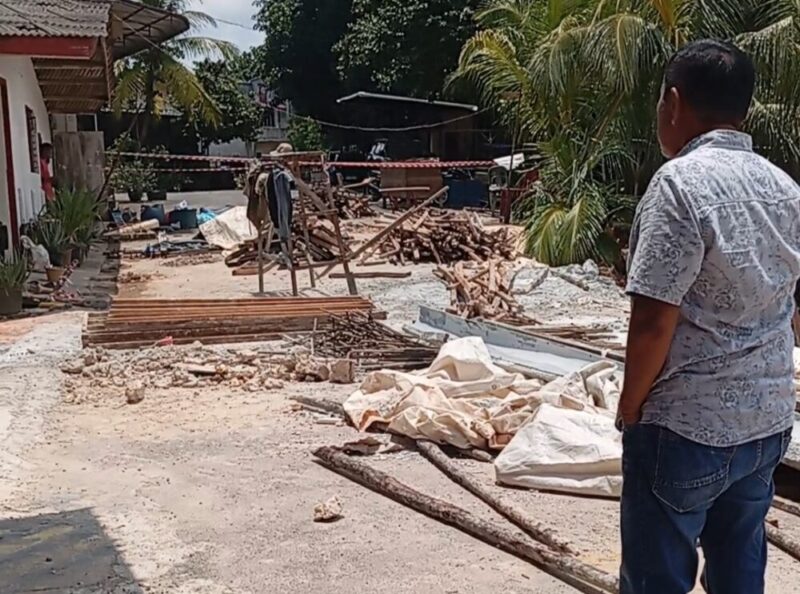 Kondisi tanah longsor yang sudah tinggal sedikit lagi sampai ke rumah warga. Warga minta kontraktor hentikan sementara pekerjaan sampai ada kepastian rumah warga tidak terancam Longsor, Kamis (25/9/2025). Matapedia6.com/Luci