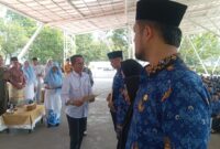 Wali Kota Batam Amsakar Achmad saat menyerahkan SK pengangkatan PPPK tahap II untuk 367 pegawai di Lingkungan Pemko Batam, di alun-alun Engku Putri, Jumat (26/9/2025). Matapedia6.com/Luci