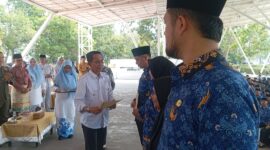 Wali Kota Batam Amsakar Achmad saat menyerahkan SK pengangkatan PPPK tahap II untuk 367 pegawai di Lingkungan Pemko Batam, di alun-alun Engku Putri, Jumat (26/9/2025). Matapedia6.com/Luci