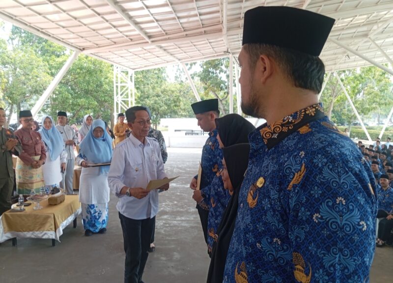 Wali Kota Batam Amsakar Achmad saat menyerahkan SK pengangkatan PPPK tahap II untuk 367 pegawai di Lingkungan Pemko Batam, di alun-alun Engku Putri, Jumat (26/9/2025). Matapedia6.com/Luci