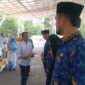 Wali Kota Batam Amsakar Achmad saat menyerahkan SK pengangkatan PPPK tahap II untuk 367 pegawai di Lingkungan Pemko Batam, di alun-alun Engku Putri, Jumat (26/9/2025). Matapedia6.com/Luci